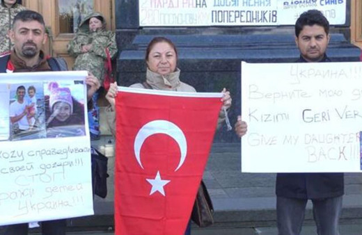 O ülkede Türk ailelerden Başkanlık binası önünde protesto