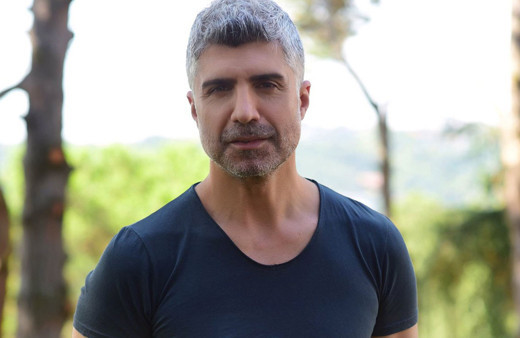 Milyonlar kazanan Özcan Deniz kardeşine yardım etmedi annesi hastaneye kaldırıldı