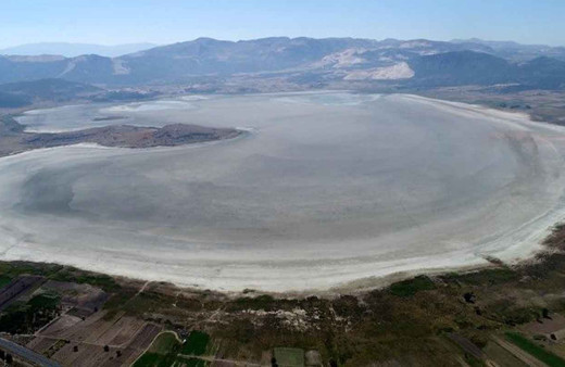 Flamingoların bir gölü daha kurudu