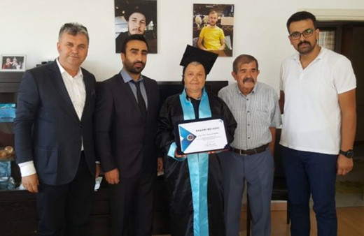 Mezuniyetine 1 ay kala kanserden hayatını kaybetti annesi cübbesini giydi