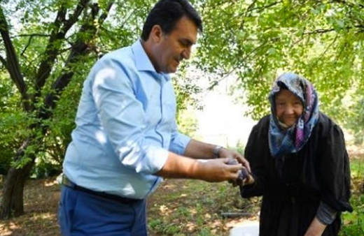 Feryadıyla yürekleri sızlatan Zeynep nineye artık satış serbest Başkan gidip gönlünü aldı
