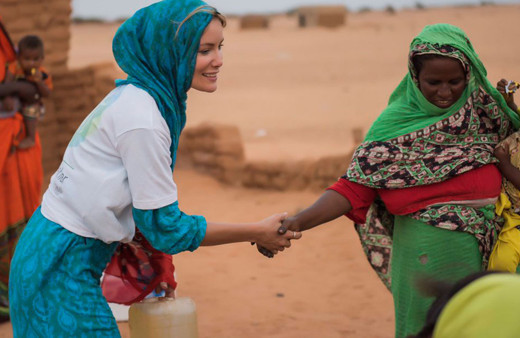 Gamze Özçelik moda dünyasına adım attı kıyafet tasarladı tesettürle kapanmıştı