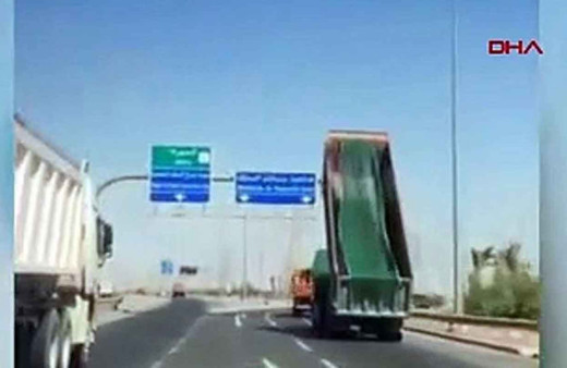 Kamyonun açık dorsesi tabelalara çarptı