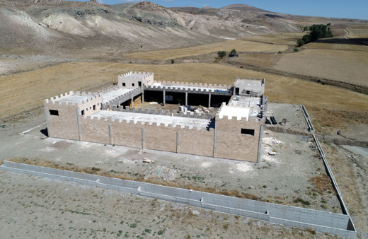 Sıra dışı yapıyı gören 'kale' sanıyor ne olduğunu öğrenen şaşırıyor!