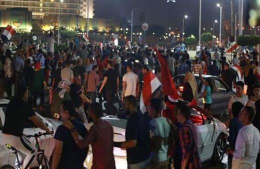 Mısır'da halk sokaklara döküldü! Darbeci Sisi'yi 'tutuklayın' çağrısı