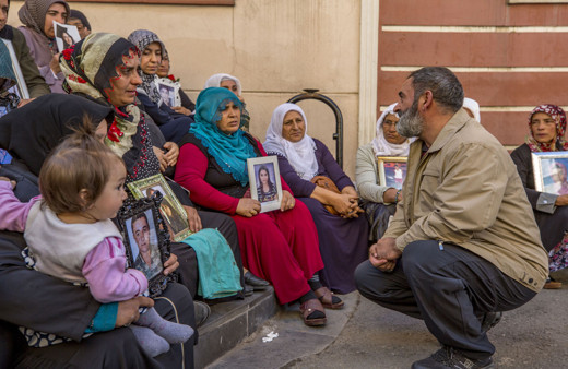 Sanatçı ve şair Dursun Ali Erzincanlı'dan Diyarbakır annelerine destek