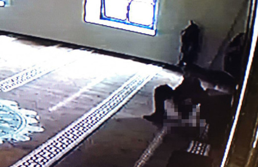 Rezil şahsiyet camiye tuvaletini yaptı! O anlar güvenlik kamerasına yansıdı