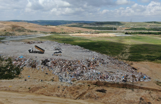 İstanbullunun çöplerinin biriktirildiği çöp dağları görüntülendi! Adeta köpeklerin yuvası oldu