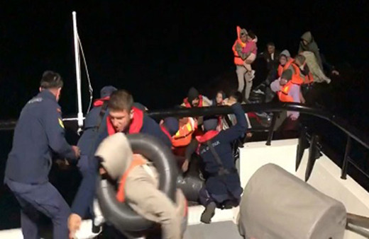 Edirne'den lastik botla Yunanistan'a geçmeye çalışan 40 düzensiz göçmen yakalandı