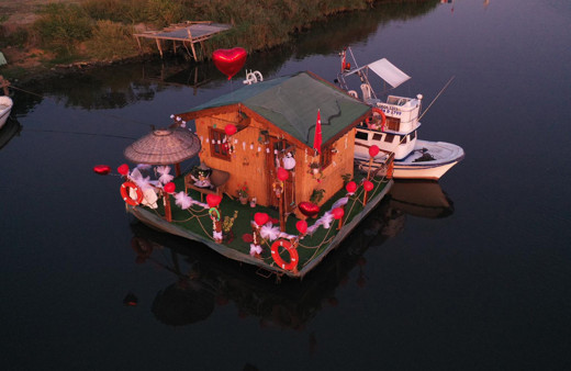 Suyun üstüne sal tekne yapılıyor neden olmasın dedi! 15 günde Riva deresine yüzen ev yaptı