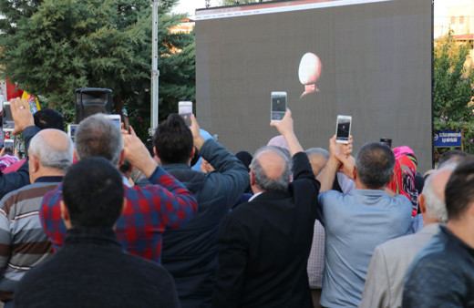 Türbedeki kabrin başına ışık vurdu herkes tekbir ve salavatlar getirdi