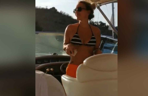 Seren Serengil teknede bikinisiyle dans