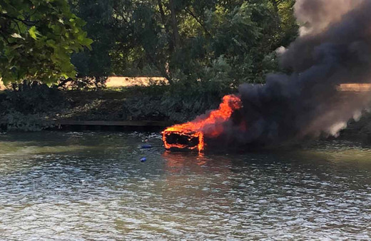 Thames Nehri’nde tekne yandı yolcular bakın nasıl kurtuldu