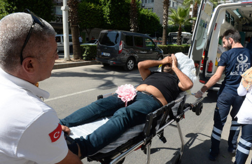 Vesikalık çektirmek için geldi! Fotoğrafçıyı bacağından vurdu