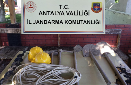 Antalya'da kaçak kazıya suçüstü! Eve giren jandarma 33 metrelik tünelle karşılaştı