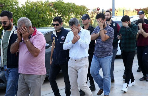 Aylık geliri 8 milyon lira polis evin her tarafından çıkan paraları saya saya bitiremedi