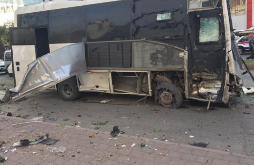 Adana Yüreğir'de polis servis aracına bombalı saldırı! Vali'den ilk açıklama