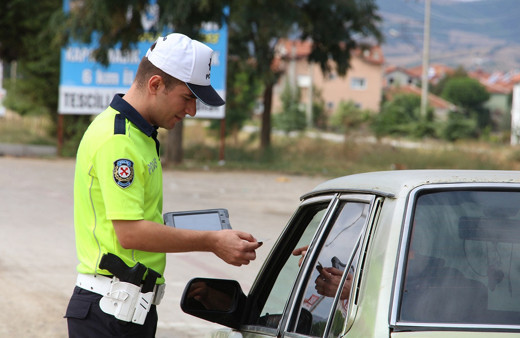 Araçta sigara cezası yiyeceğini anlayan sürücü gündeme oturdu
