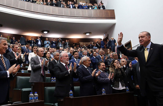 Kabine değişikliği kulisi 4 bakan gidici biri  ortada 3 bakan kalıyor