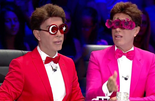 Yılmaz Morgül'ün göğüsleri sosyal medya gündemine oturdu leoparlı bornoz pozu