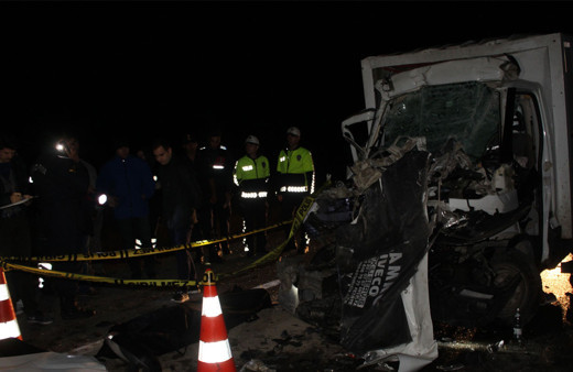 Kütahya'da kamyonet kamyona çarptı: 1 ölü