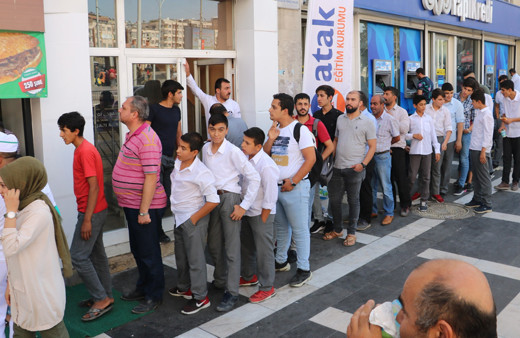 Urfa'da metrelerce kuyruk oluştu! Bedava olduğunu duyan koştu!