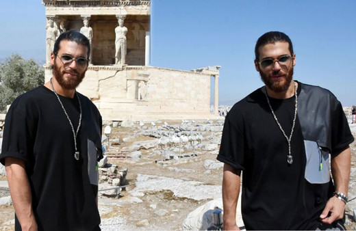 Tepki alan görüntü Can Yaman bayrağın önünde orta parmak hareketi yaptı