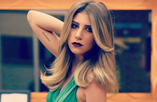 Melis Buse Betyakan'ın sütyensiz yayını! Gelin adayı göğüsleri açtı tepki aldı