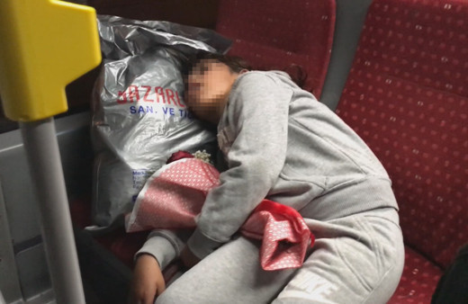 Suriyeli kız çocuğunun görüntüsü yürekleri sızlattı!