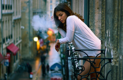 Balkonda sigara yasaklandı! Türkiye özel araçta sigarayı tartışırken gelen haber