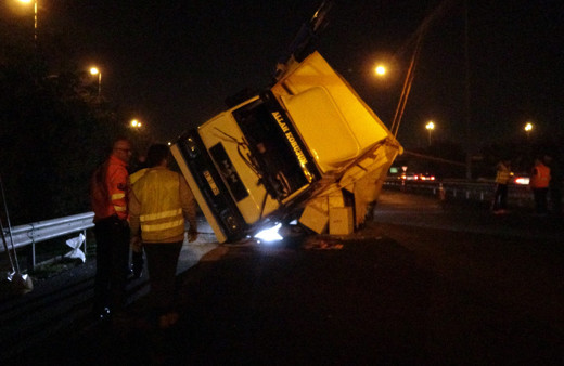 Kamyon devrildi! Otoyolda uzun kuyruk oluştu