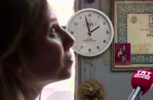 Depreme yakalanan TRT muhabirinin sakinliği kameralara böyle yansıdı