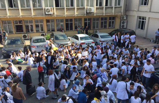 İstanbul Üniversitesi öğrencilerinden 'hasarlı bina' gerekçesiyle oturma eylemi