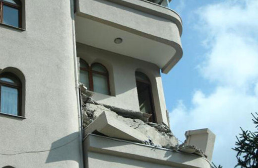 Artçı depremler sonrası Şişli'de balkon çöktü