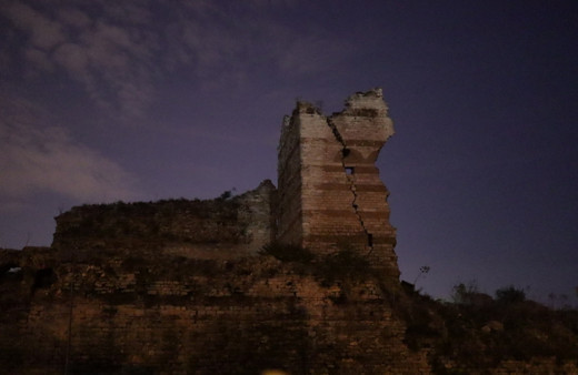 İstanbul'daki şiddetli depremden tarihi surlar da nasibini aldı