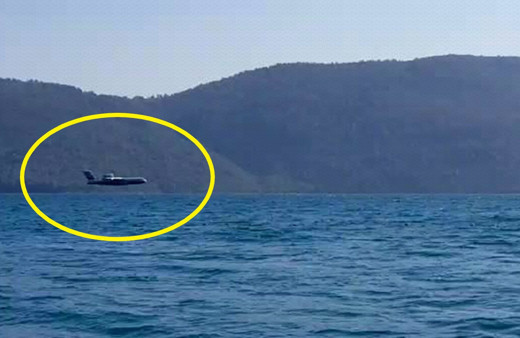 Muğla'da turistlerin arasında denize inen uçak