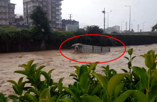 Artvin'deki selde sürüklenen kamyon dorsesi 26 km sürüklenerek ilçe değiştirdi