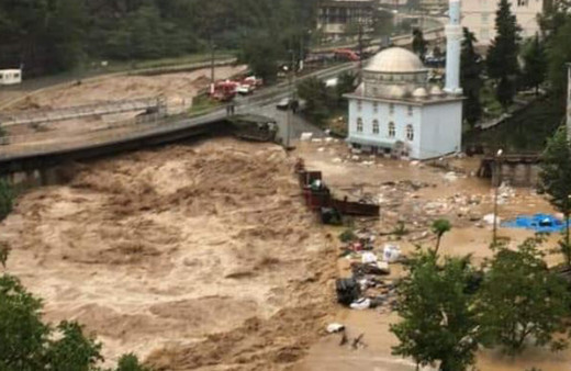 Artvin sele teslim oldu! Dereler taştı karayolları su altında kaldı