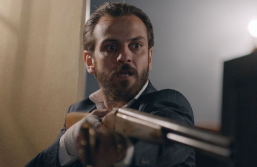 Çukur'un yıldızı Erkan Kolçak Köstendil'den eşi Cansu Tosun'la final pozu