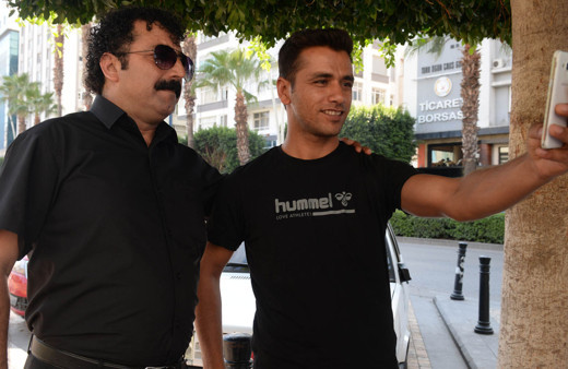 Müslüm Gürses'e benzerliğiyle dikkat çekiyor film teklifleri alıp sahneye çıkıyor