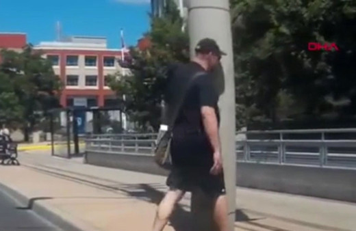 Kendisine son anda yol veren sürücüye bakarken, direğe çarptı