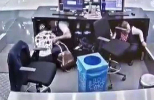 THY görevlisinin deprem anında yolcuyu koruduğu anlar kamerada