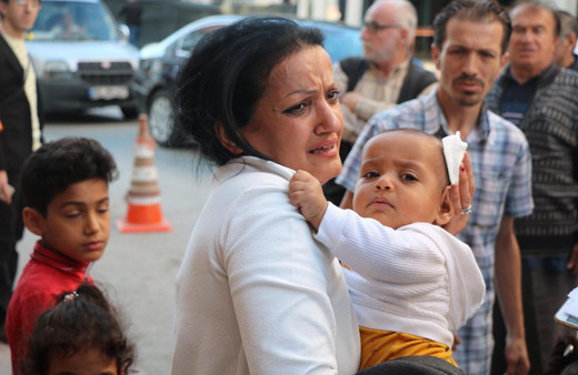 Samsun'da başına pencere düşen bebek yaralandı