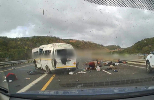 Yolcular takla atan minibüsten yola savruldu