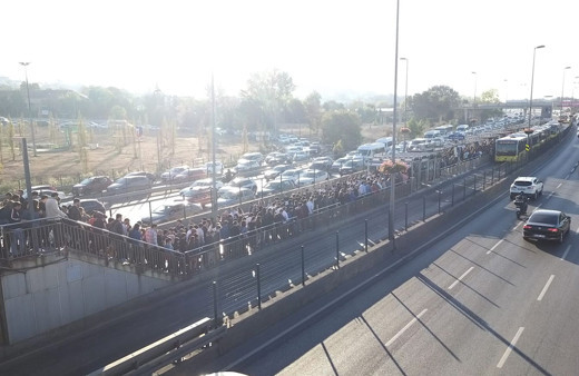Altunizade metrobüs durağında zor anlar yaşandı