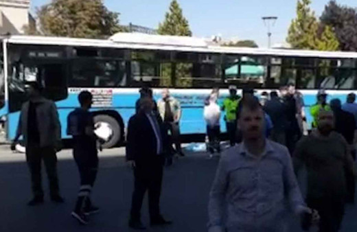 Ankara Mamak'ta Özel Halk Otobüsü yolcuların bulunduğu durağa girdi