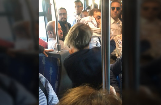 Metrobüste şiddet! Defalarca vurdu