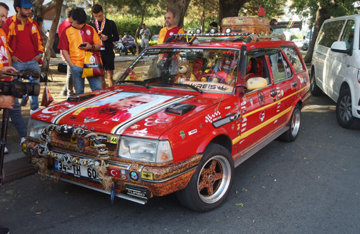 Karıncaezmez Şevki'yi ilham aldı! Aşkını otomobiline yansıttı