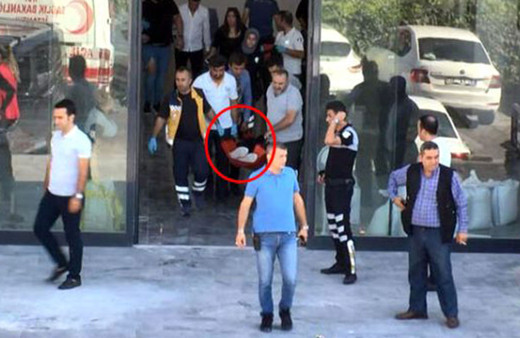 Lüks sitenin girişinde silahlar patladı: 2 yaralı