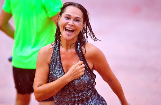 Hülya Avşar tenis turnuvası için derin yırtmaçlı eteğiyle korta indi gösteri yaptı